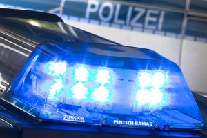  Rund um die Bushaltestelle fanden die eingesetzten Beamten zahlreiche Drohbotschaften. - Foto: Friso Gentsch/dpa
