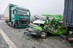 Bei einem Unfall in Bayern sterben mindestens drei Menschen. - Foto: Jason Tschepljakow/dpa