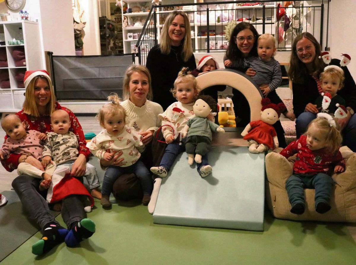 Vier Mütter, acht Kinder, eine Organisatorin: Beim Zwillingscafé in der Geseker Familienstube gibt’s Nachwuchs im Doppelpack! Hier können die Eltern über typische Zwillingsthemen sprechen und wertvolle Tipps austauschen. Foto: Hannah Wapelhorst