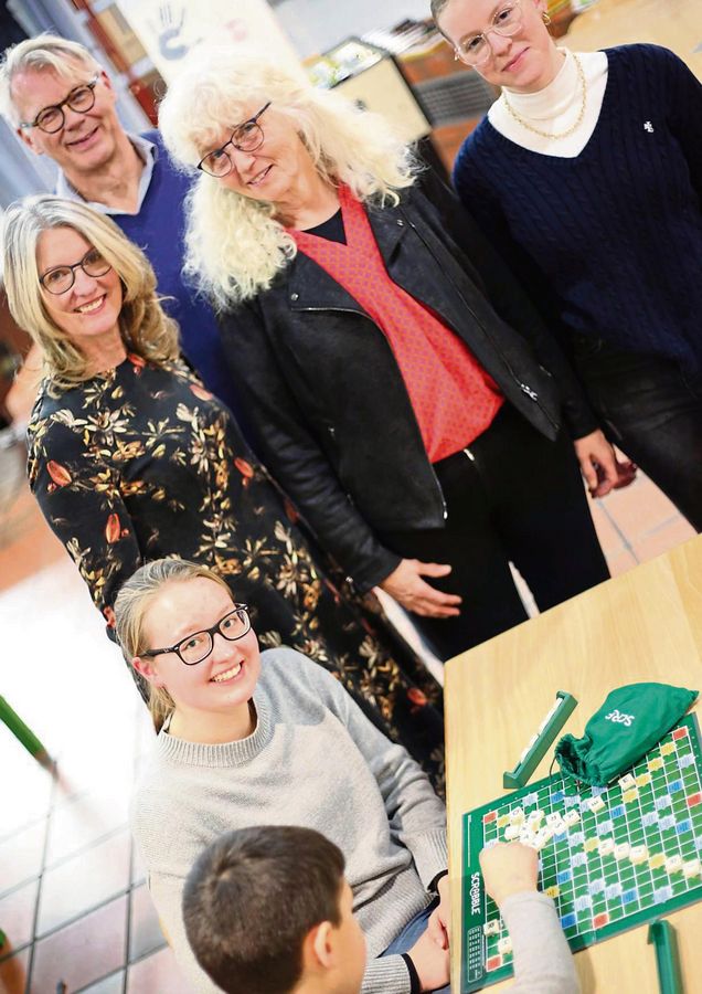 Freuen sich über fünf Jahre „Sprache verbindet“: (v.l.) Angelos, Charlotte Stöhr, Inke Heyn-Bökenkamp, Detlev Bökenkamp, Helga Rolf und Enya Bunse. Foto: Löseke