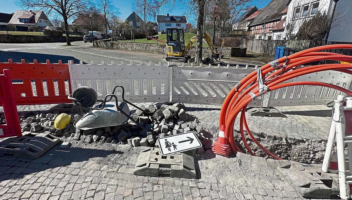 Stillstand herrscht an den Glasfaserbaustellen in der Kernstadt Rüthen – so wie hier in der Oesternstraße. Erst wenn alle entstandenen Mängel an Straßen und Gehwegen beseitigt sind, soll der Ausbau weitergehen. Foto: Bsdurek