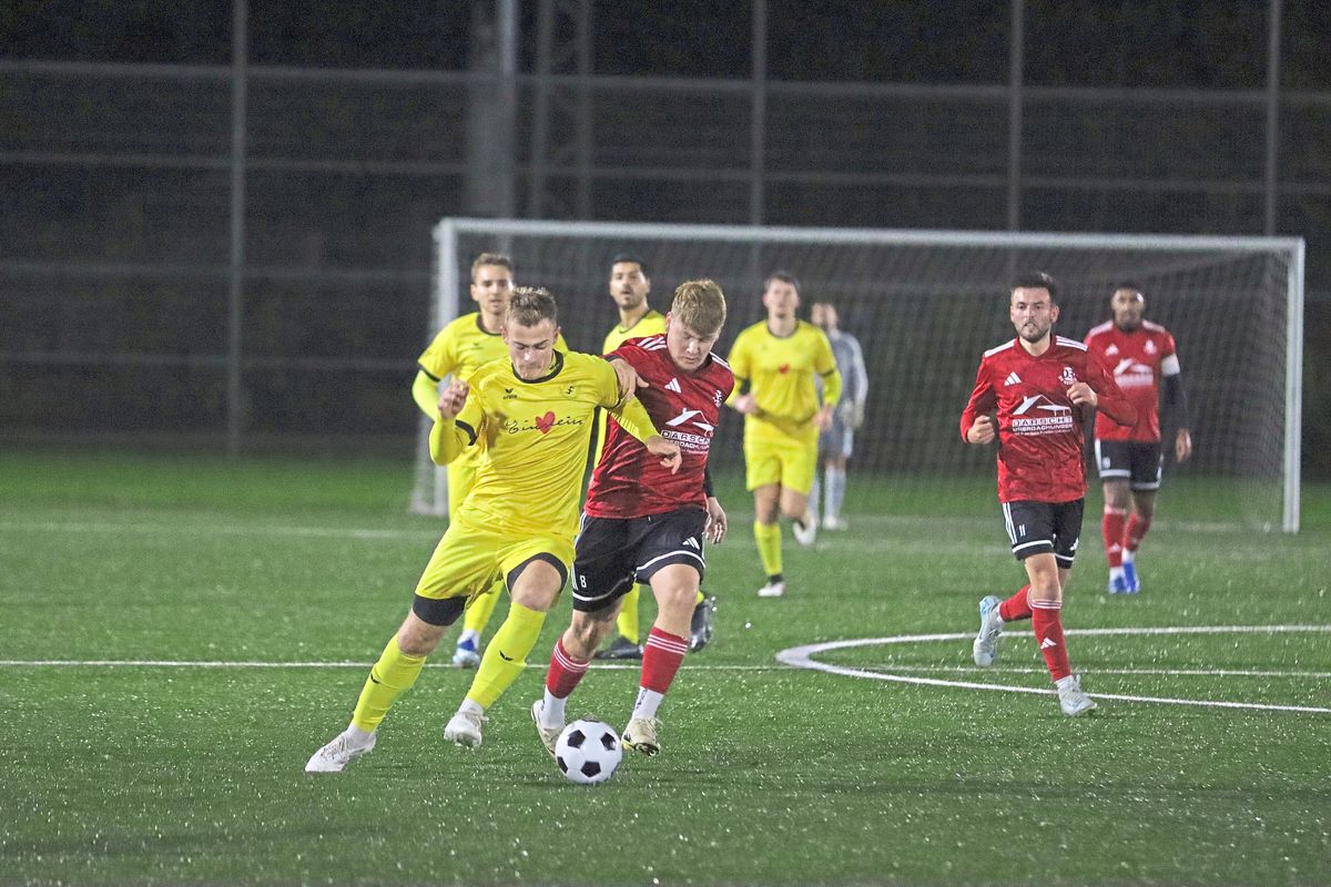 Der SV Geseke (rot) ergatterte nach 0:2-Rückstand beim 3:3 gegen den TuS Ehringhausen noch einen Punkt. Der SuS Bad Westernkotten II (gelb) bezwang BW Rixbeck-Dedinghausen mit 4:1. Foto: Frank Lütkehaus