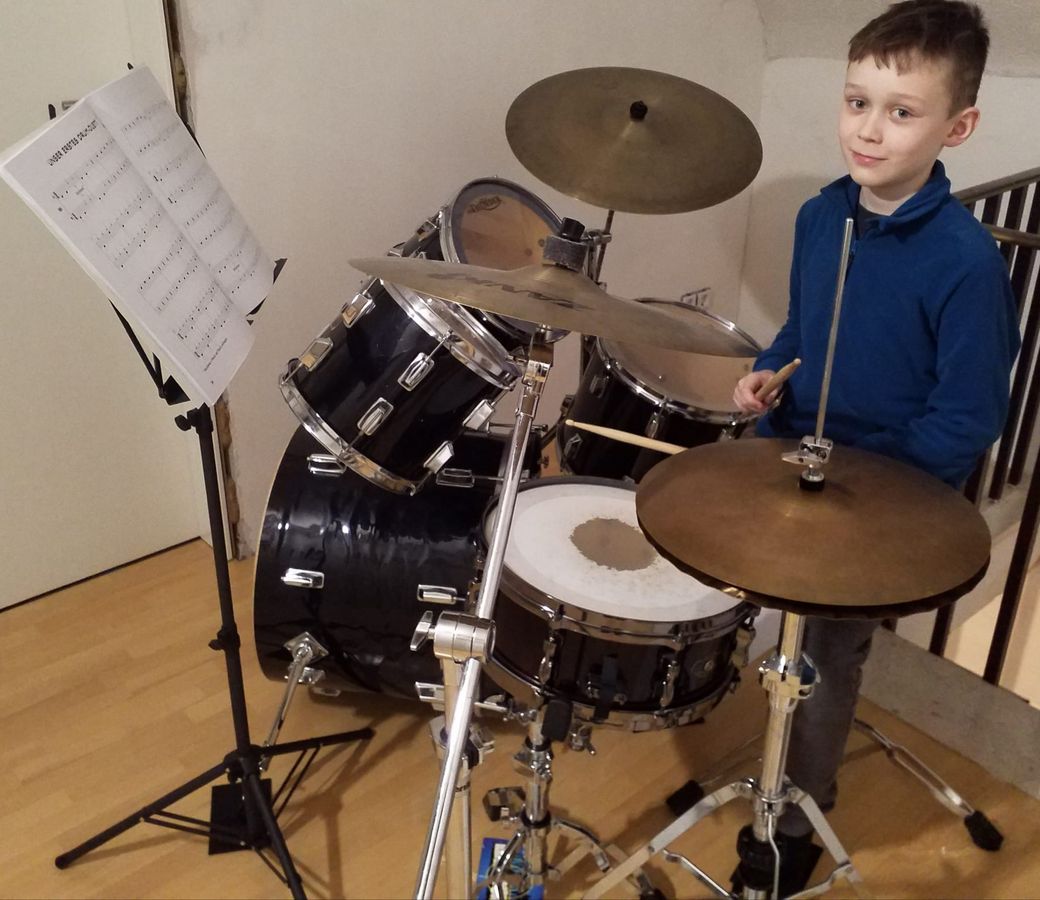 John findet es „cool“, Schlagzeug zu lernen.