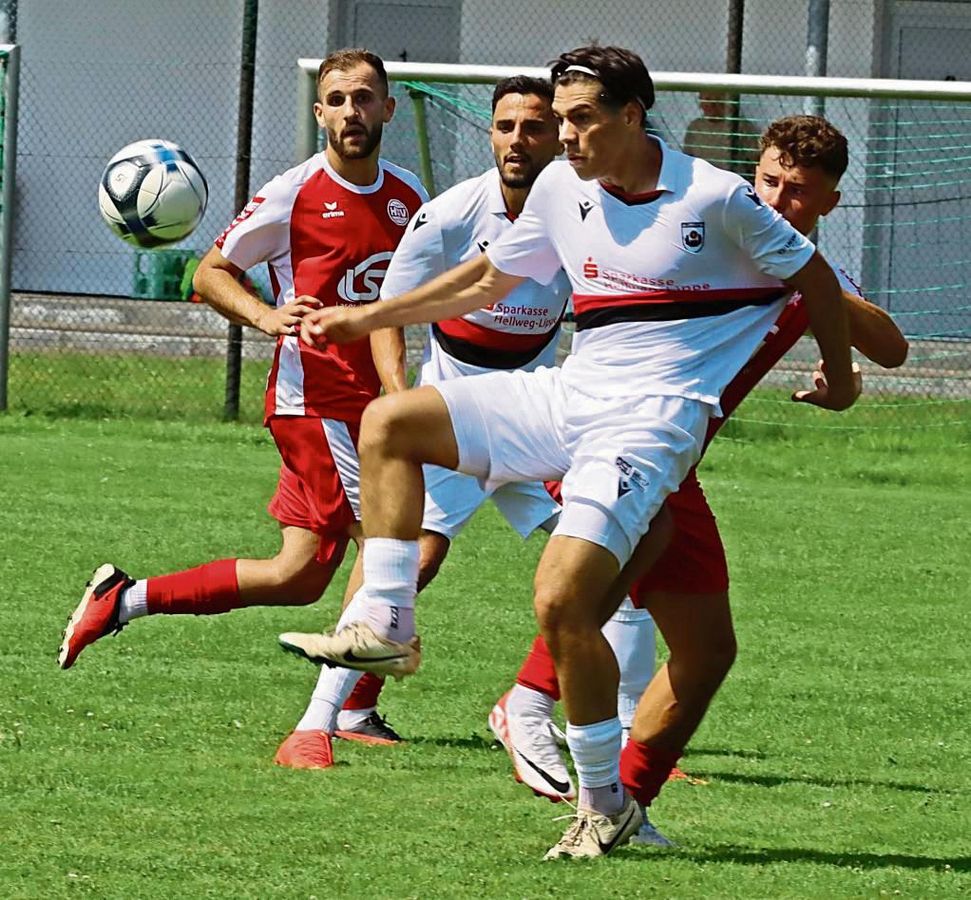 Neuzugang Gentrit Muja spielte beim Test in Hövelhof auffällig (gut) und erzielte beim 3:1-Erfolg zwei Treffer für den SV Lippstadt. Foto: Lütkehaus