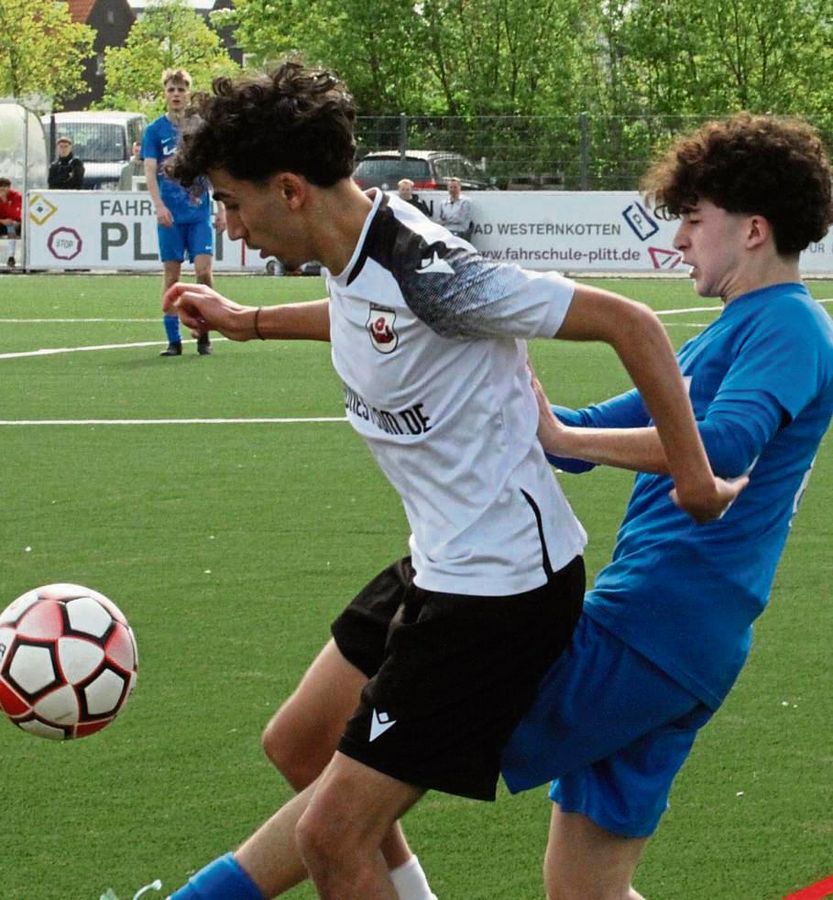 Durch die zweite Heimniederlage in Folge haben die A-Junioren des SV Lippstadt (in Weiß) wohl ihre letzte Titelchance verspielt. Foto: Dannhausen