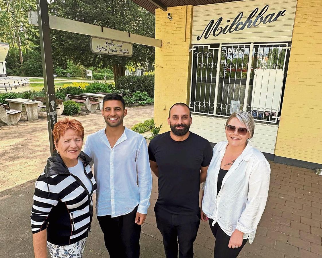 Die Milchbar ist zurück! Ab Samstag bringen Gebriel (2.v.l.) und Malke Gün (2.v.r.) frischen Genuss inn den Kurpark in Bad Waldliesborn. Unterstützung gibt’s dabei von Dorothea Dingler (l.) und Vanessa Neufeld. Fotos: Cegelski