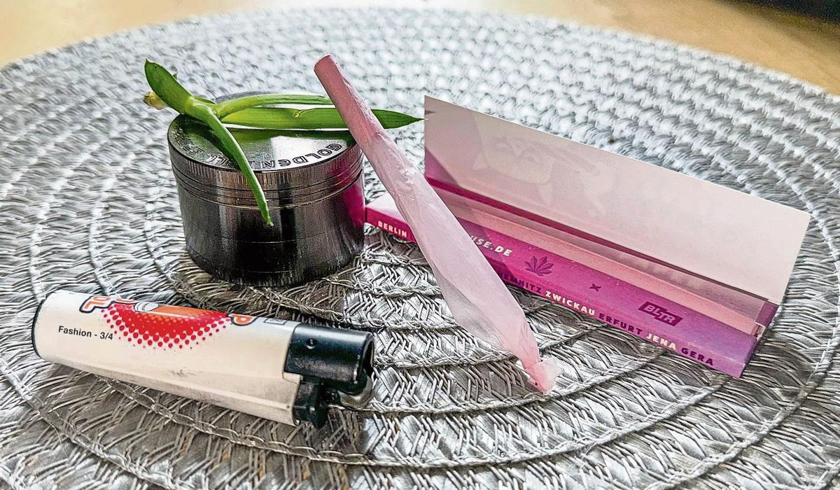 Mit der Cannabis-Freigabe wird plötzlich auch der Umgang mit dem dazugehörigen „Werkzeug“ legal, hier im Bild ein Clipper-Feuerzeug, Grinder zum Zerkleinern von Marihuana (umgangssprachlich auch „Gras“ genannt) sowie Papes und ein „Joint“. Fotos: Wissing