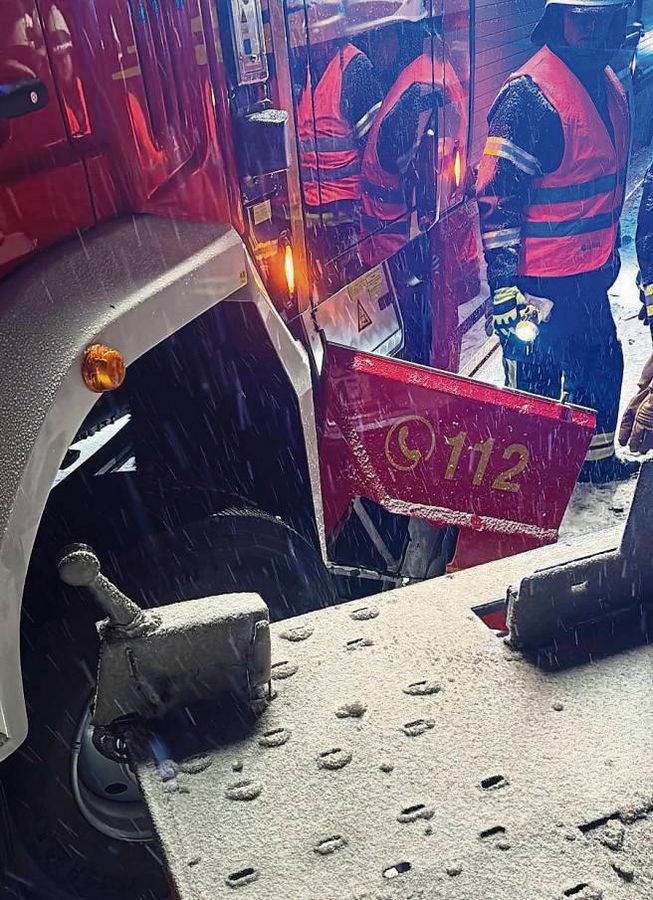 Beim Vorbeifahren an der Unfallstelle verlor ein Fahrer die Kontrolle über sein Auto. Der angehängte Trailer rutschte seitlich ins neue Feuerwehrauto. Fotos: Feuerwehr Geseke