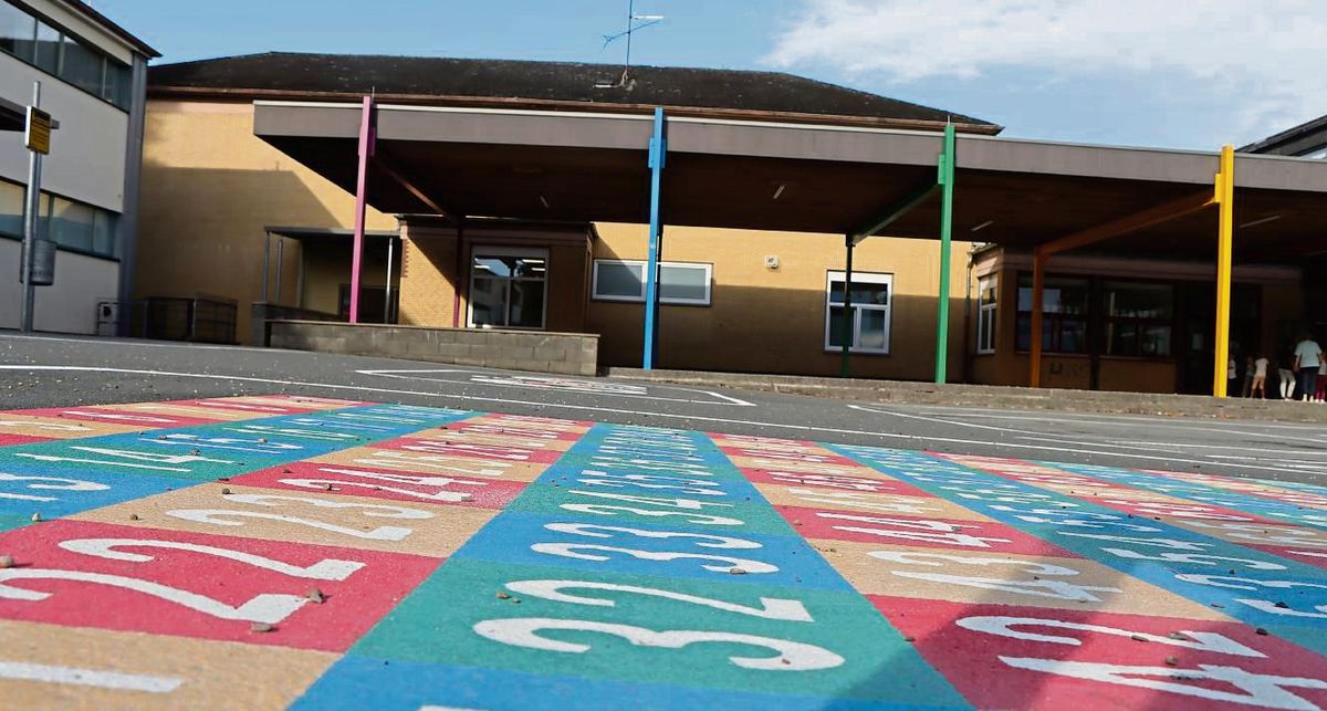 Die Erich-Kästner-Grundschule in der Erwitter Kernstadt zählt aktuell 344 Kinder. Im kommenden Jahr werden es noch einmal mehr, danach sinken die Zahlen. Foto: Ulrike Dietz