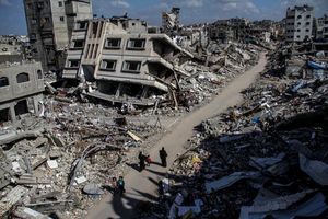 Ruinen von Gebäuden im Gazastreifen, die durch israelischen Luftangriff zerstört wurden. Es bleibt bei Unstimmigkeiten über den weiteren Verlauf im Gaza-Krieg. - Foto: Mahmoud Issa/dpa