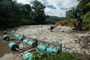 Die Organisation The Ocean Cleanup holt Müll aus dem Fluss Las Vacas in Guatemala. - Foto: -/The Ocean Cleanup/dpa
