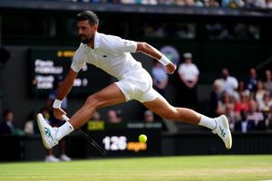 Novak Djokovic stürmt auch mit 38 noch akrobatisch ins Halbfinale. - Foto: John Walton/PA Wire/dpa