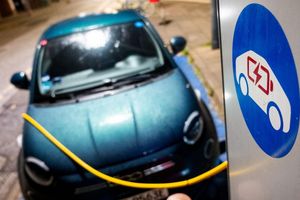 Die Zahl der Ladepunkte in Deutschland hat sich zuletzt weiter erholt. (Archivbild) - Foto: Daniel Bockwoldt/dpa