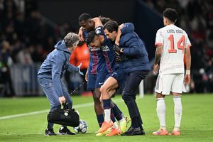 Auf Betreuer gestützt wird der am Fuß verletzte PSG-Spieler Achraf Hakimi (M) vom Platz geführt. - Foto: Federico Gambarini/dpa