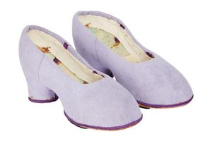 Diese Schuhe trug Miss Piggy in dem Film «Die große Muppet-Sause» (1981). - Foto: -/Julien's Auctions/dpa