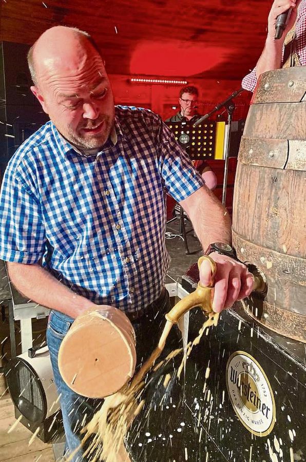 Nachdem der Störmeder Schützenkönig Michael Lammert das Fass angestochen hatte, ließen sich die Besucher des Starkbierfestes das „flüssige Brot“ schmecken. Fotos: Frenz