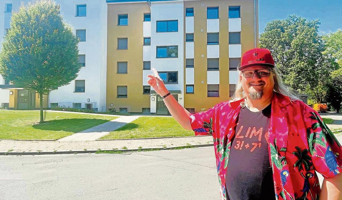 Das Leben ist bunt: Michael Bruns, Fraktionsvorsitzender der Linken, im Hawaii-Hemd vor einem GWL-Wohnhaus am Weidegrund. Der Linken-Kreisgeschäftsführer fordert „20 Millionen Euro als Sofortmaßnahme für Wohnungen.“ Foto: Vielberg