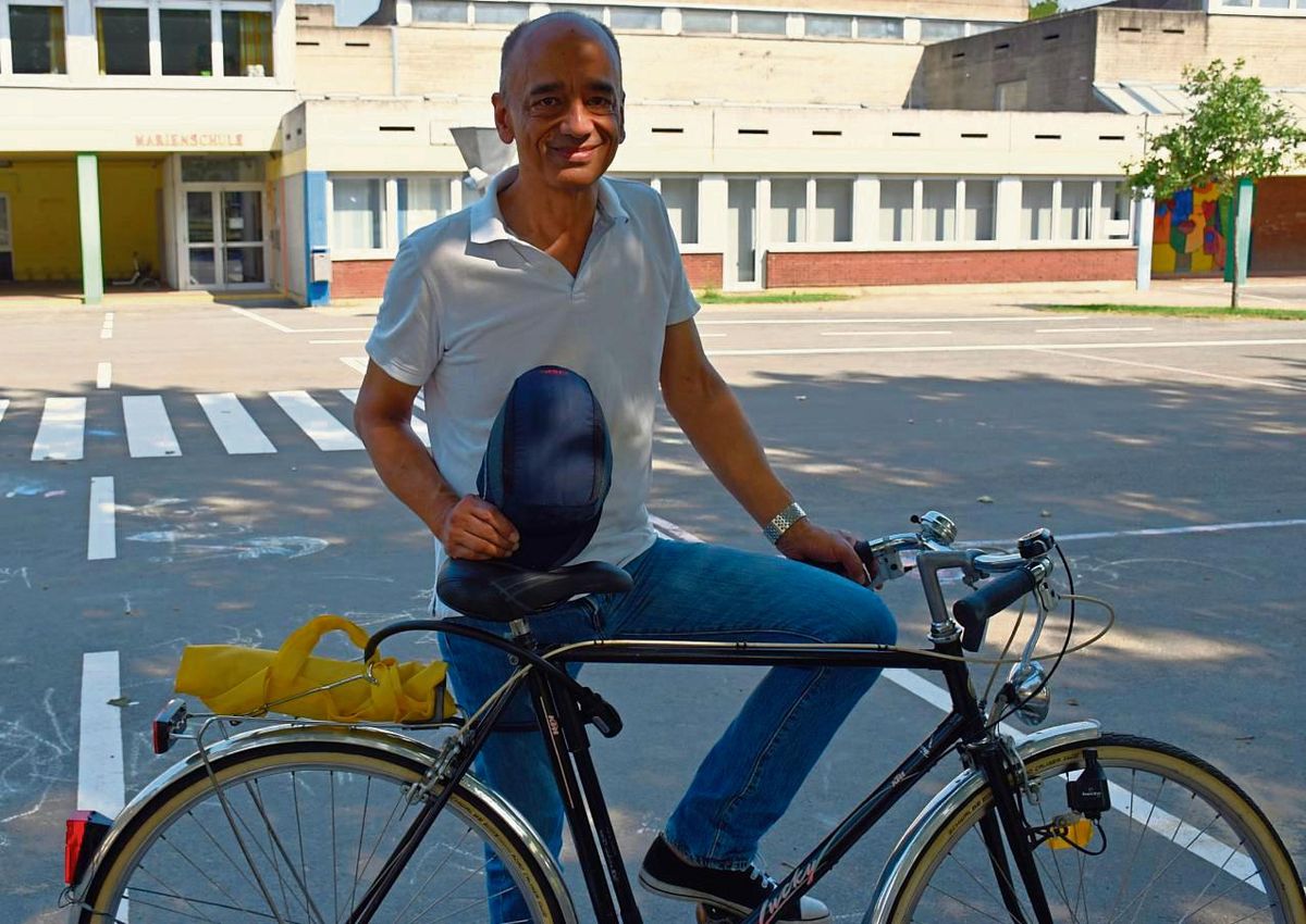 Für den Neubau der Marienschule (im Hintergrund) setzt sich Bürgermeisterkandidat Alexander Arens ein. Foto: Kossack