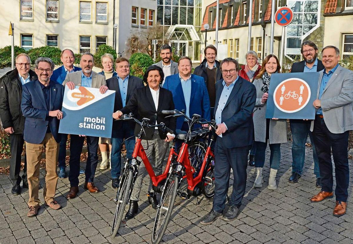 NRW-Verkehrsminister Oliver Krischer (vorne, rechts) überreichte jetzt im Soester Kreishaus den Förderbescheid für das Projekt „Fahrradmietsystem Kreis Soest“ an Landrätin Eva Irrgang (vorne, links) sowie an die Bürgermeister und Vertreter der teilnehmenden Kommunen, der Bezirksregierung, des Zukunftsnetz Mobilität NRW und der Verkehrsgesellschaft Regionalverkehr Ruhr-Lippe (RLG). Foto: Wedderwille (Kreis Soest)