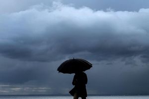 Heftiger Regen fällt an der bei Urlaubern beliebten französischen Mittelmeerküste. (Symbolfoto) - Foto: Valery Hache/AFP/dpa