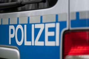 Die Polizei sucht mit einem Dutzend Streifenwagen nach dem vermeintlich entführten Kind. (Symbolbild) - Foto: Marijan Murat/dpa