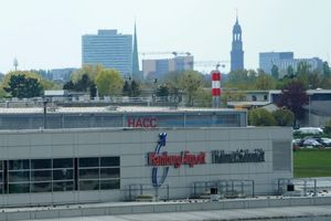 Am Airport Hamburg kann es wegen eines Kerosin-Lieferengpasses zu Verspätungen und Flugausfällen kommen. (Archivbild) - Foto: Marcus Brandt/dpa