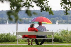 Gemeinsam positive Momente zu teilen hilft der Gesundheit. (Symbolbild) - Foto: Thomas Warnack/dpa