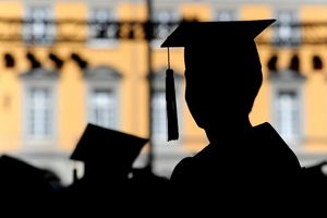 Frauen starten häufiger ein Studium als Männer, doch auf dem Weg zur Professur sinkt ihr Anteil deutlich. (Symbolbild) - Foto: Julian Stratenschulte/dpa