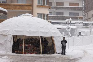 Die Schweiz trauert um die Opfer von Crans-Montana. - Foto: Philipp von Ditfurth/dpa