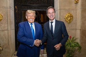 Schmeicheleien von Rutte (r) finden in Trump einen gewogenen Empfänger. (Archivbild) - Foto: Erik Luntang/Nato/dpa