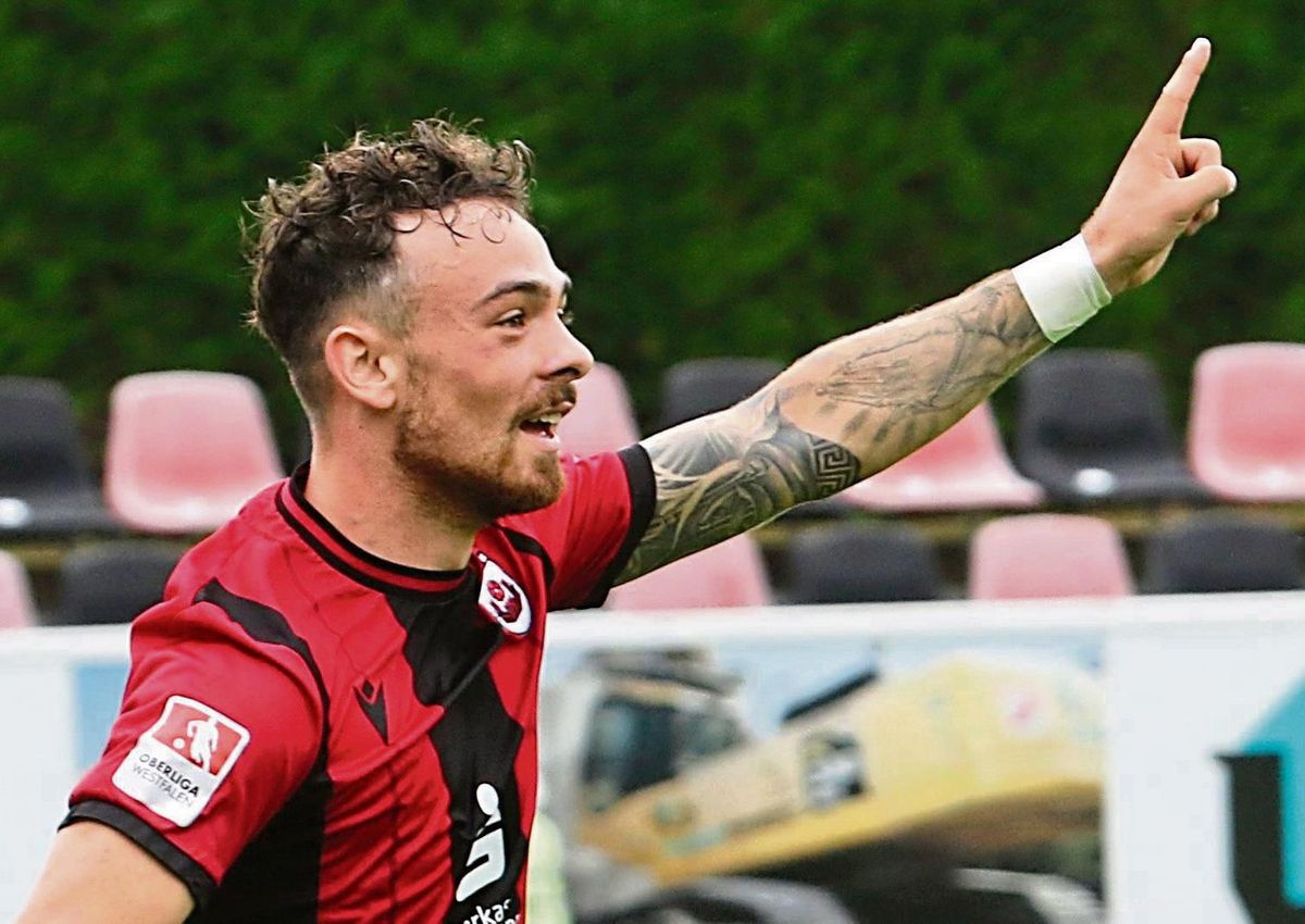 Marcello Romano, der Matchwinner: Der 23-jährige Offensiv-Allrounder erzielte in der 36. Minute das entscheidende Tor zum 1:0-Sieg des SV Lippstadt gegen den TuS Ennepetal. Damit feierten die Schwarz-Roten vor 435 Zuschauern eine gelungene Heimpremiere. Fotos: Lütkehaus