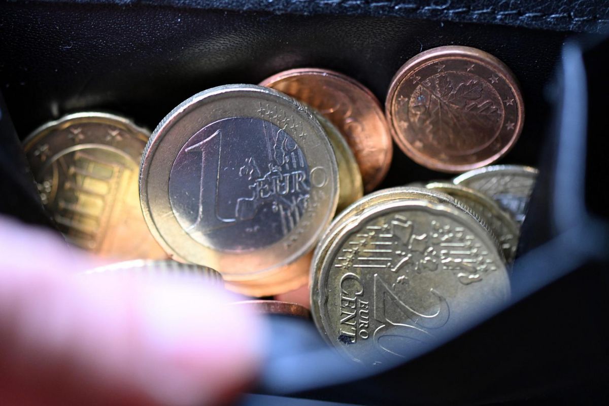 Ein 42-jähriger Mann aus Schlangen hat sich einen Trick ausgedacht, um an ein paar Euro zu kommen. Doch die Polizei hatte ihn schneller durchschaut, als er „Portemonnaie gestohlen“ sagen konnte. Symbolfoto: DPA