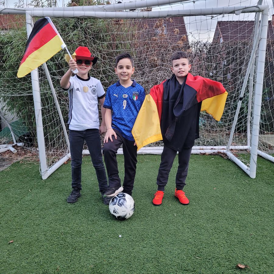 Anton, Nikita und Gabriel sind beste Freunde und spielen gemeinsam Fußball. Foto: Martinschule Cappel