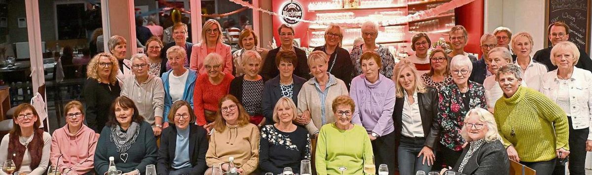 Das muss gefeiert werden. Seit 50 Jahren gibt es nun die Damengymnastikgruppe des SV 03 Geseke, die sich aus diesem Anlass im Maximus am Sportgelände Rabenfittich traf. Fotos: Tuschen
