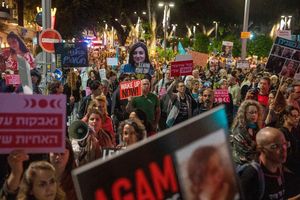 Demonstranten fordern in Tel Aviv die Freilassung von Geiseln - Israel ist Berichten zufolge nun bereit, über weniger als 40 Geiseln zu verhandeln (Archivbild). - Foto: Ariel Schalit/AP/dpa