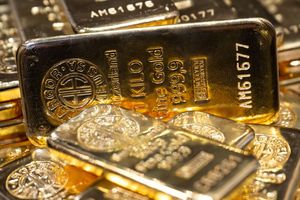 Der Goldpreis nähert sich wieder dem Rekordhoch, das Mitte April bei 3.500 Dollar erreicht worden war. (Symbolbild) - Foto: Sven Hoppe/dpa