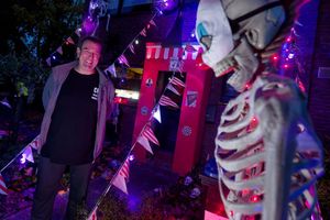 Er hat gut lachen: Dieses Jahr ist das Motto in Sven Wagners Halloween-Haus «Freak Circus». - Foto: Henning Kaiser/dpa