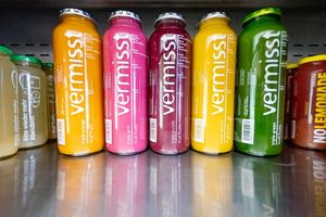 «Vermisst» steht groß auf den Smoothie-Flaschen von True Fruits - auf der Rückseite wird mit Fotos nach zwei seit Jahren vermissten Personen gesucht. - Foto: Benjamin Westhoff/dpa