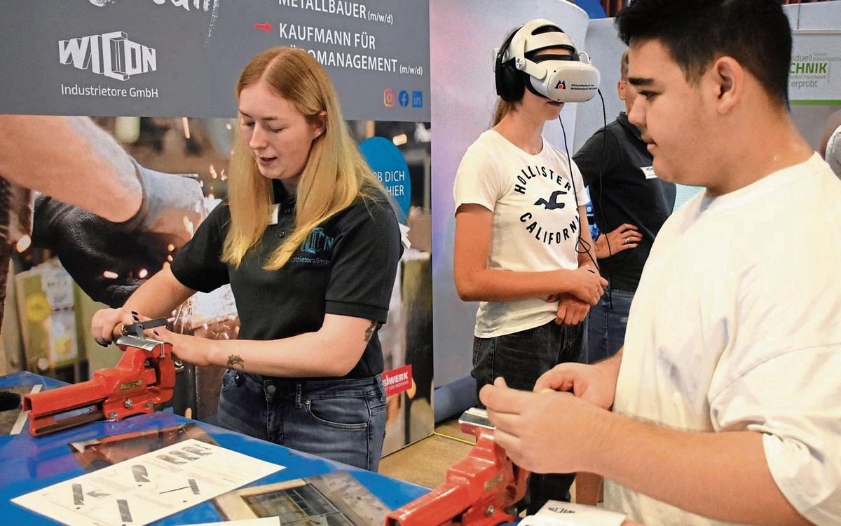 Werkbank statt Schulbank (plus VR-Brille) hieß es am Stand bei Wicon Industrietore aus Anröchte. Fotos: Giannakis