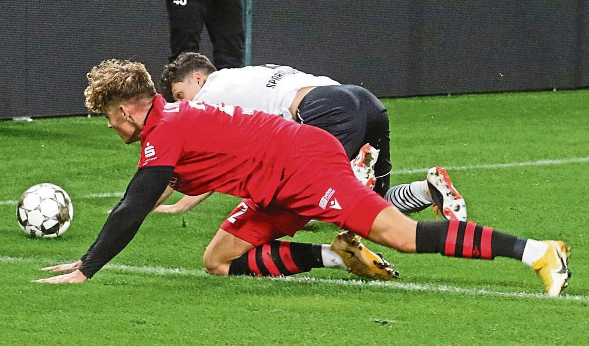 Auch wenn es schwerfällt, sich aufzuraffen: Wladimir Wagner (l.) und der SV Lippstadt müssen nach den englischen Wochen und dem Pokalspiel in Verl (Bild) noch mal alle Körner zusammenkratzen, um gegen den scheinbar übermächtigen Wuppertaler SV irgendwie Punkte zu sammeln. Mut sollte dabei der 4:3-Hinspielsieg machen. Foto: Lütkehaus