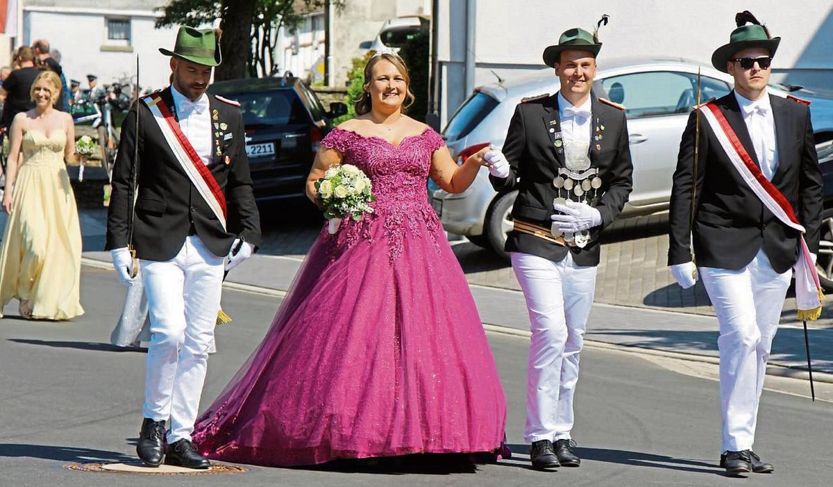 Fürs Königspaar Lara Bartmann und Mario Ising gab es beim Festumzug am Donnerstag jede Menge Jubel. Fotos: Löseke