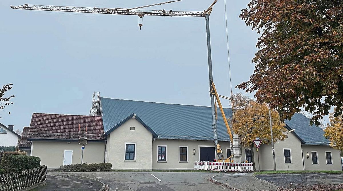 Die Sanierungsarbeiten am Dach der Kallenhardter Schützenhalle sind fast abgeschlossen. Fotos: Sarah Bsdurek