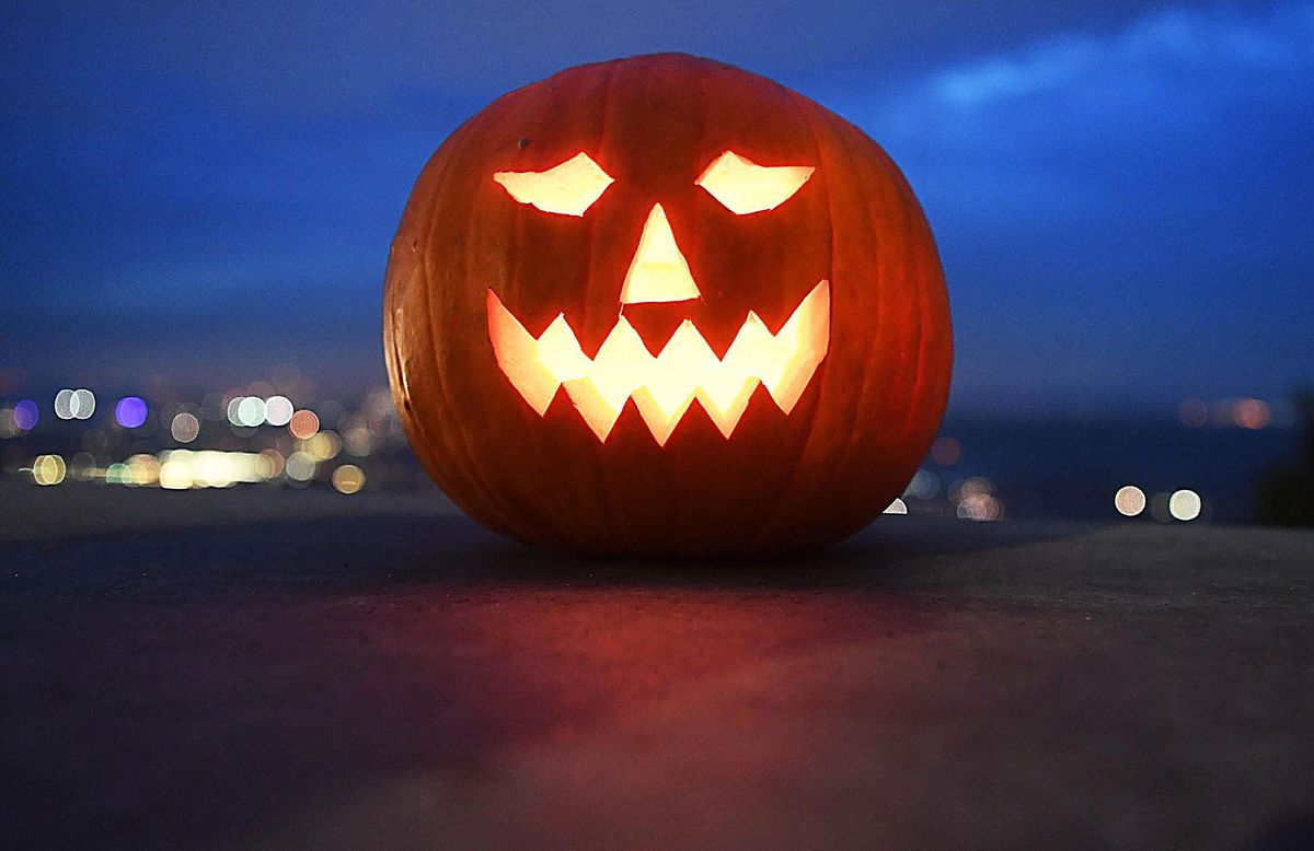 Halloween verbinden viele mit Kostüm-Partys, Horror-Shows, Gruselhäusern und Mottoabenden: Wir haben zahlreiche Veranstaltungstipps aus der Region für Sie zusammengefasst! Foto: DPA