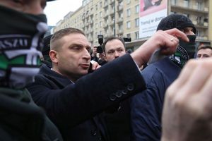 Gegen den polnischen Rechtsaktivisten Robert Bakiewicz gab es ein Urteil wegen Nötigung. (Archivbild) - Foto: Tomasz Gzell/PAP/dpa