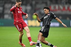 Spielte sich selbst aus und Eintracht Frankfurt um Nathaniel Brown (r) noch tiefer in die Krise: Liverpools Florian Wirtz (l). - Foto: Arne Dedert/dpa