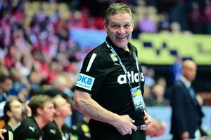 Die Schützlinge von Bundestrainer Alfred Gislason haben im Kampf um das EM-Halbfinale zwei Matchbälle. - Foto: Sina Schuldt/dpa