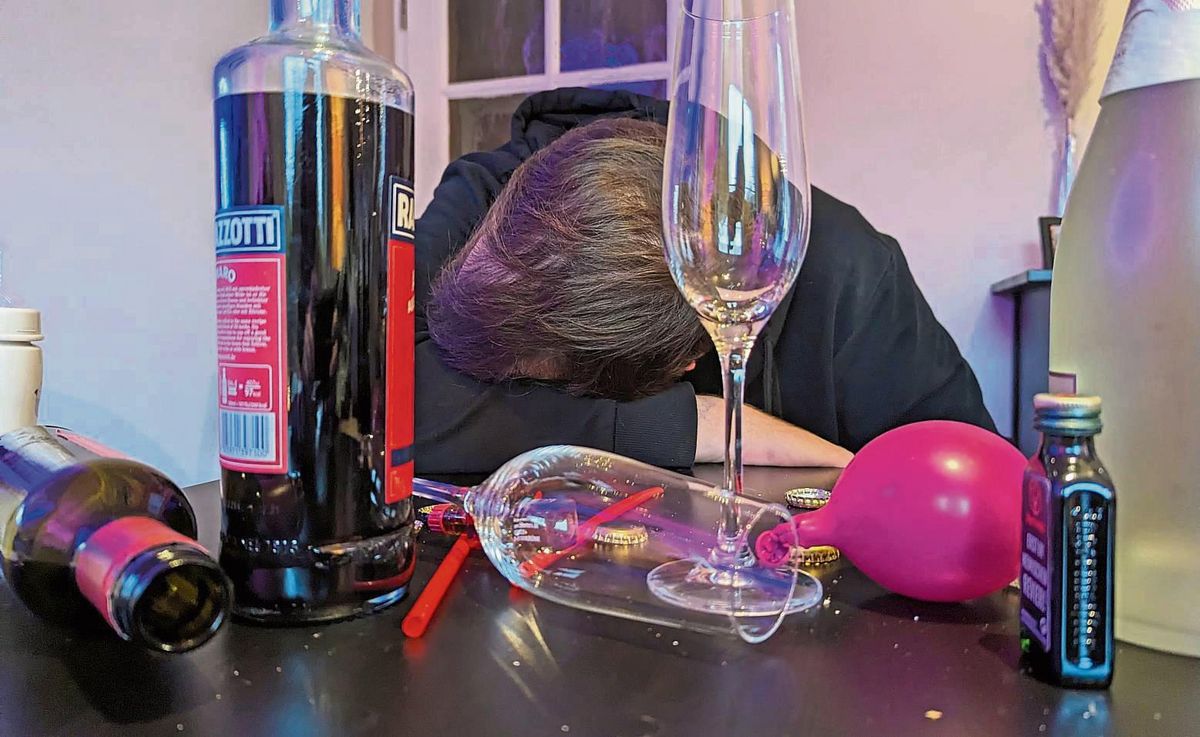 Silvester ist einer der Abende, an denen gern tief ins Glas geschaut wird. Umso ungemütlicher kann dann dafür der Neujahrstag werden. Foto: Raestrup