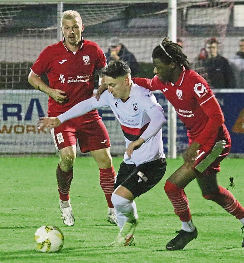 Ob Nils Köhler (weißes Trikot) am Sonntag für den SV Lippstadt in Bövinghausen auflaufen wird, ist fraglich. Trainer Bechtold kündigte an, dass der Linksfuß eigentlich privat verhindert ist. Aber vielleicht gibt’s ja doch noch ein Fünkchen Hoffnung. Foto: Heinke