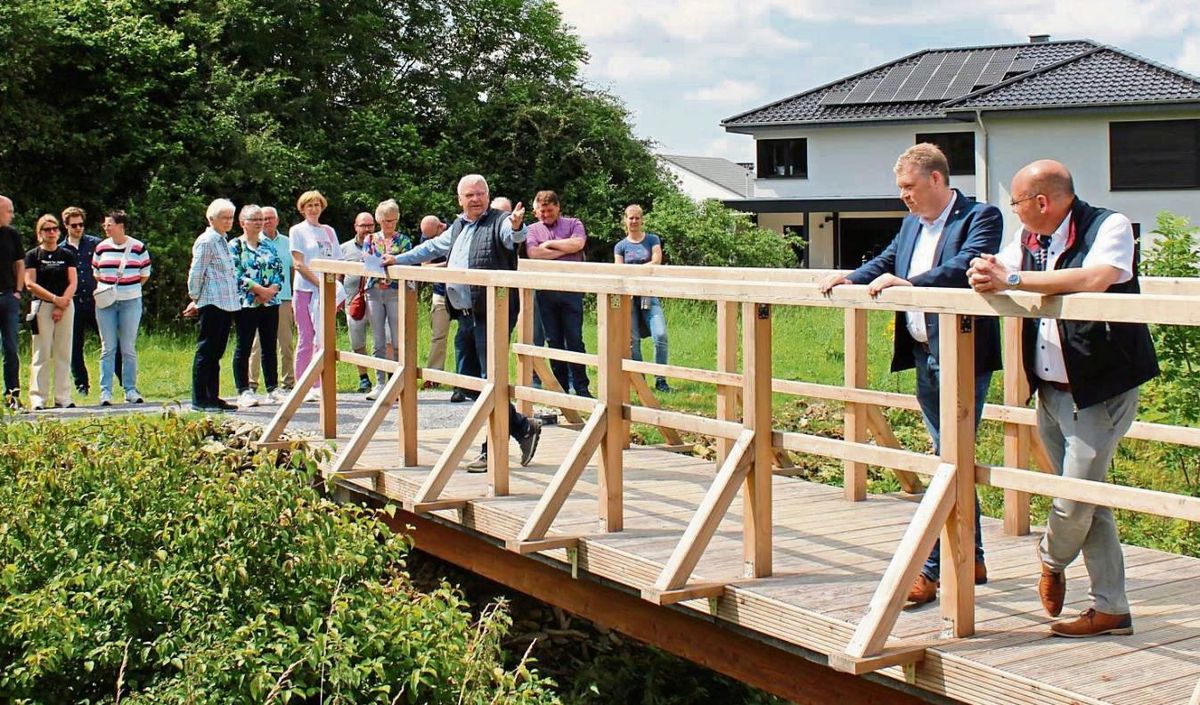 Ortsvorsteher Alfons Levenig (vorn l.) eröffnete die Brücke über den Fangegraben. Fotos: Biermann
