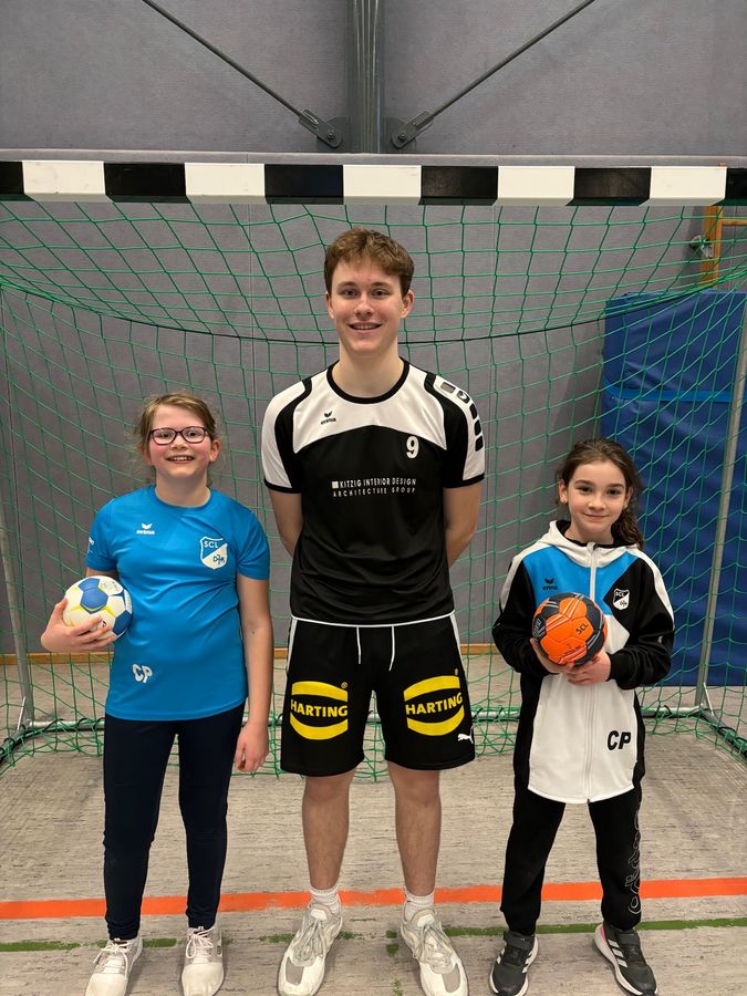 Mella (l.) und Rita (r.) mit ihrem Trainer Hannes. Den Mädchen macht Handball spielen richtig Spaß. Foto: T. Neels